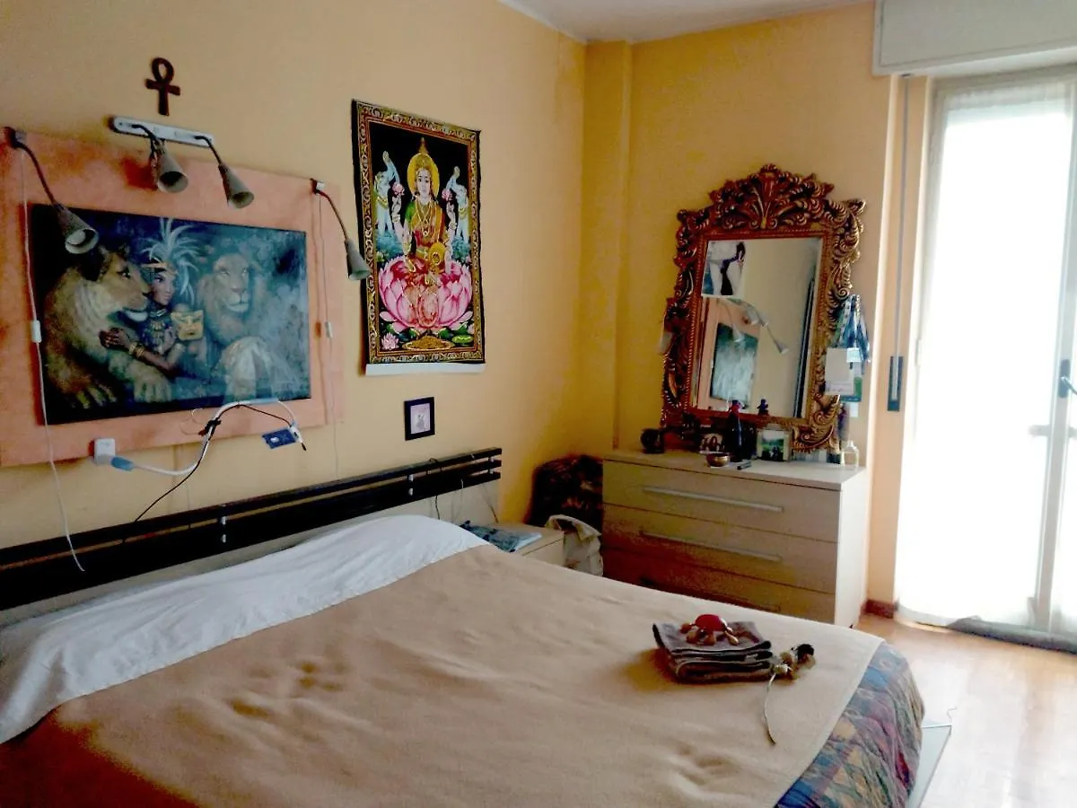 Room, 200M Subway, Navigli Area, Free Park, 10Min Center, No Fee, Shared Bath And Kitchen Milan Guest house