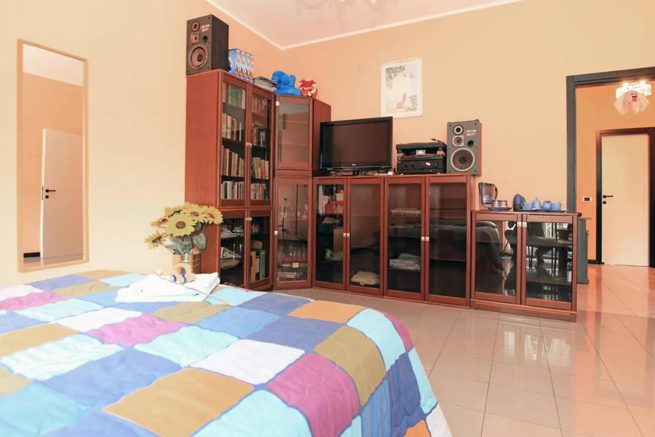 Guest house Room, 200M Subway, Navigli Area, Free Park, 10Min Center, No Fee, Shared Bath And Kitchen Milan Italy