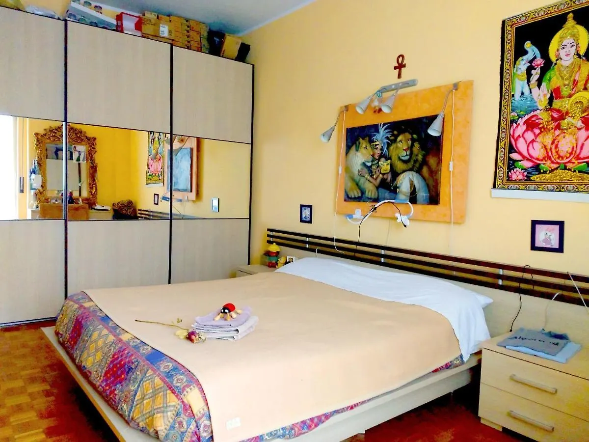 Room, 200M Subway, Navigli Area, Free Park, 10Min Center, No Fee, Shared Bath And Kitchen Milan Italy
